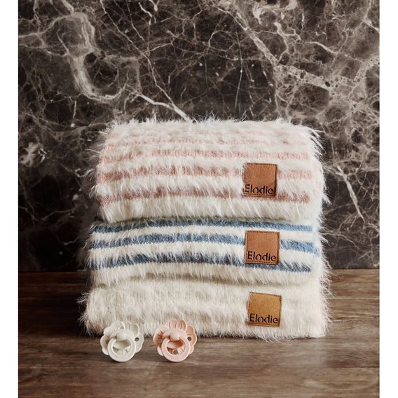 Elodie Details Pletená deka Furry Knit - Berry Blue