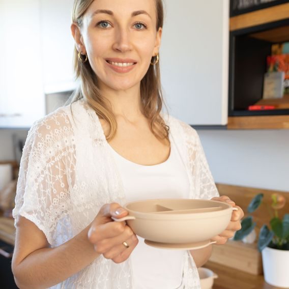 BabyOno Silikonový dělený talíř s přísavkou a víčkem BÉŽOVÁ