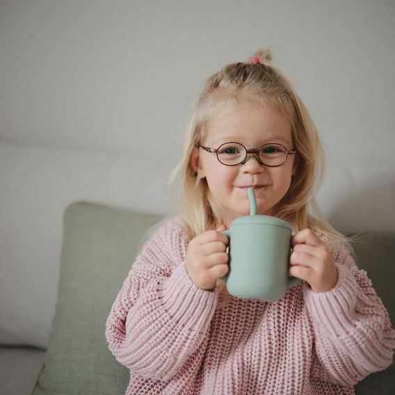 Mushie Silikonový hrneček s brčkem CAMBRIDGE BLUE