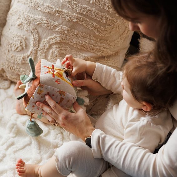BabyOno Senzorická kostka Kravička BINGO