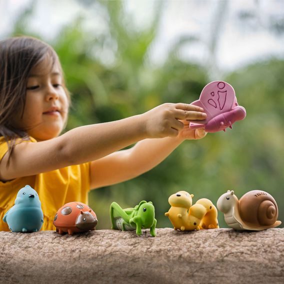 Tikiri Garden Friends Chrastítko/kousátko z přírodní gumy LUČNÍ KONÍK