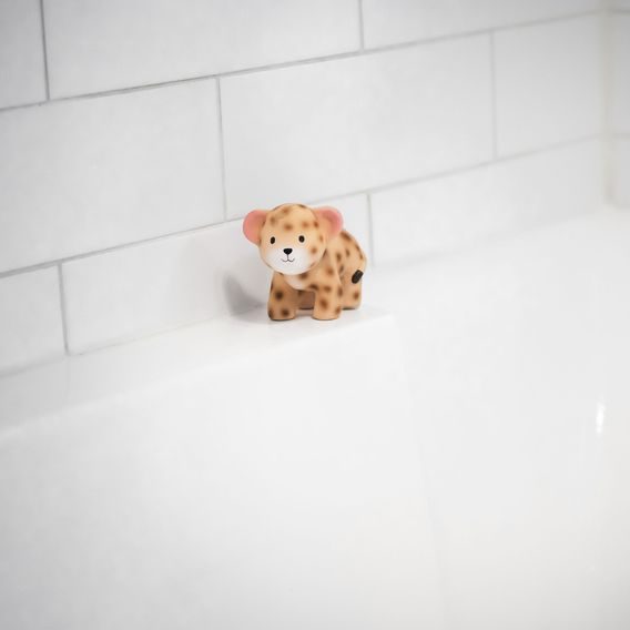 Tikiri Safari Chrastítko/kousátko z přírodní gumy LEOPARD