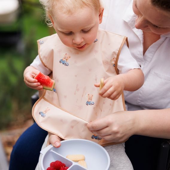 BabyOno Omyvatelný bryndák zástěrka 6m+ HNĚDÝ MEDVÍDCI