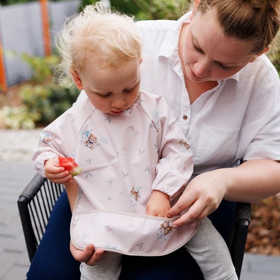 BabyOno Bryndák s rukávy omyvatelný 6m+ HNĚDÝ MEDVÍDCI