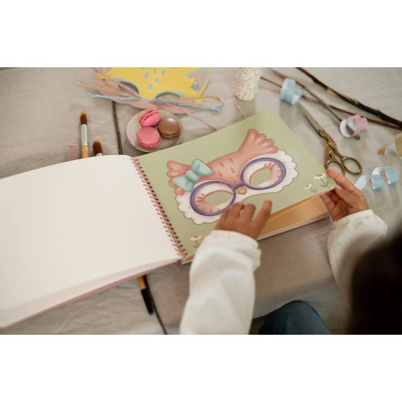 Little Dutch Kniha s vystřihovacími maskami Rosa