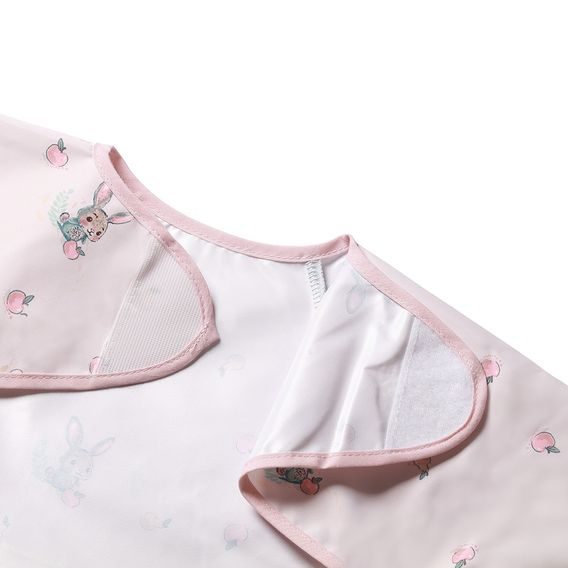 BabyOno Bryndák s rukávy omyvatelný 6m+ RŮŽOVÝ ZAJÍČCI