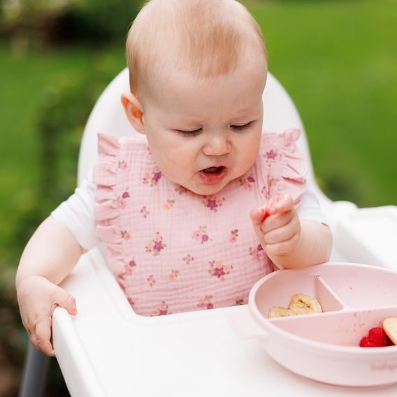 BabyOno Mušelínový bryndák s volánkem 0m+ RŮŽOVÝ