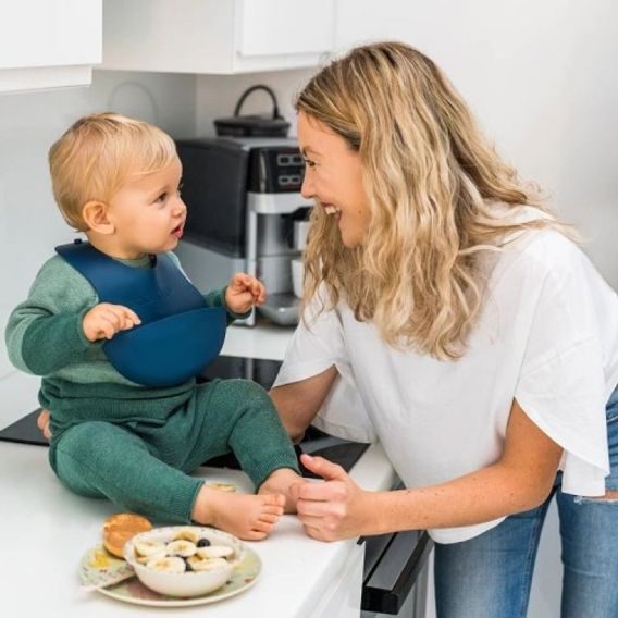 BabyOno Silikonový bryndák s kapsou ŠEDÝ