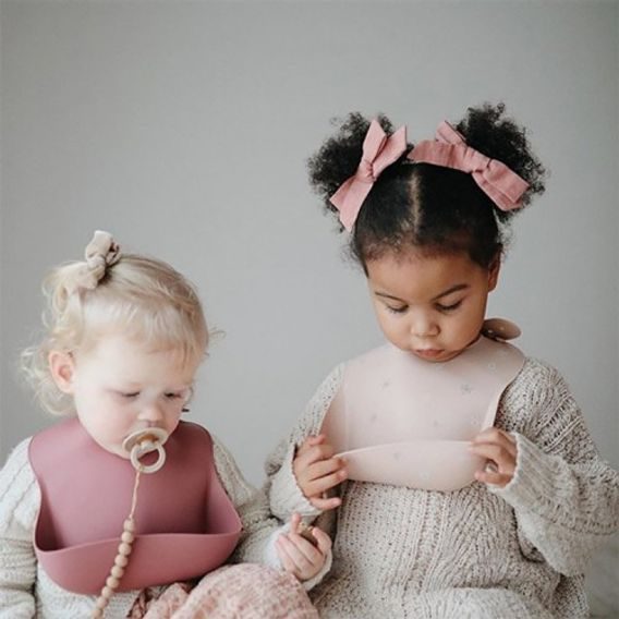 Mushie Silikonový bryndák DINOSAURS