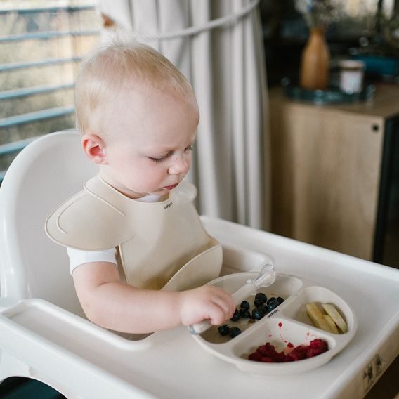 BabyOno Silikonový bryndák s kapsou BÉŽOVÝ