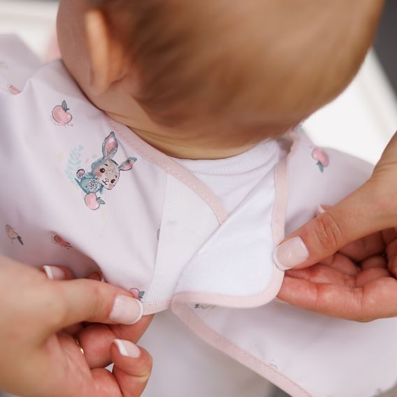 BabyOno Bryndák s rukávy omyvatelný 6m+ RŮŽOVÝ ZAJÍČCI