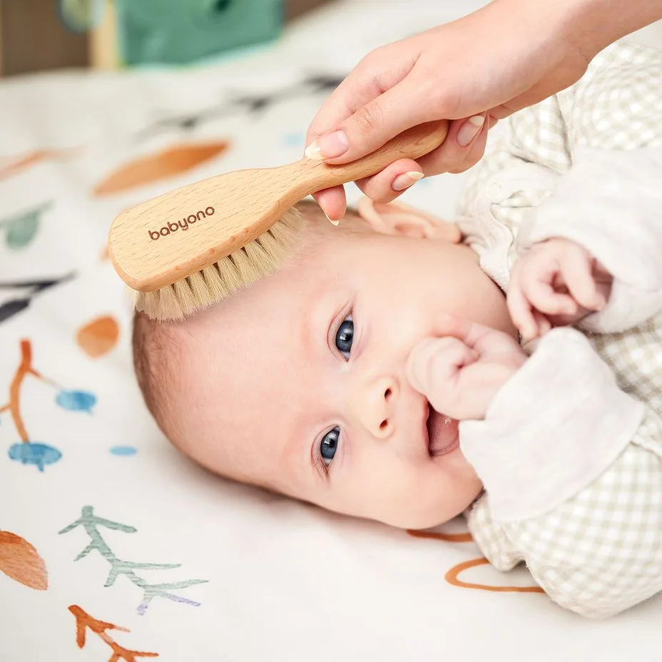 BabyOno Přírodní kartáč na vlásky dřevěný