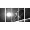 5-dielny obraz planéty v tajuplnom vesmíre v čiernobielom prevedení