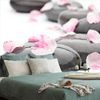 Fototapeta masážne kamene s ružovými lupienkami