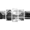 5-dielny obraz dychberúci východ slnka na Novom Zélande v čiernobielom prevedení