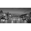Obraz okúzľujúci nočný Paríž v čiernobielom prevedení