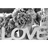 Obraz nápis Love v romantickom prevedení v čiernobielom prevedení