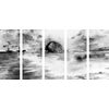 5-dielny obraz západ slnka za horizont v čiernobielom prevedení