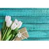 Samolepiaca fototapeta tulipány s obálkou na drevenom pozadí