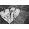 Obraz vyšívané srdiečka a vtáčik na pníku v čiernobielom prevedení