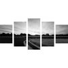 5-dielny obraz zapadajúce slnko nad krajinou v čiernobielom prevedení