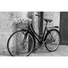 Obraz čiernobiely bicykel v Talianskom mestečku