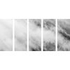 5-dielny obraz hmla nad lesom v čiernobielom prevedení