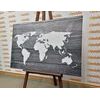 Obraz moderná mapa sveta na drevenom podklade v čiernobielom prevedení