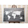 Obraz moderná mapa sveta na drevenom podklade v čiernobielom prevedení
