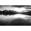 Samolepiaca fototapeta čiernobiely odraz západu slnka v horskom jazere