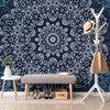 Tapeta snehobiela Mandala s tmavo-modrým pozadím
