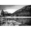 Samolepiaca fototapeta čiernobiele priezračné jazero v horách