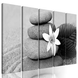 5-dielny obraz kamene na pieskovej pláži v čiernobielom prevedení