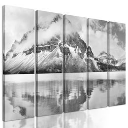 5-dielny obraz zamrznuté pleso pod majestátnou horou v čiernobielom prevedení