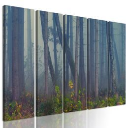 5-dielny obraz les zaliaty hmlou v čiernobielom prevedení