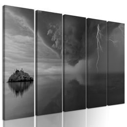 5-dielny obraz búrka valiaca sa na ostrov v čiernobielom prevedení