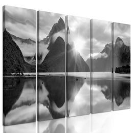 5-dielny obraz dychberúci východ slnka na Novom Zélande v čiernobielom prevedení