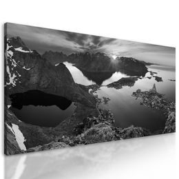 Obraz krásy Nórskej prírody v čiernobielom prevedení