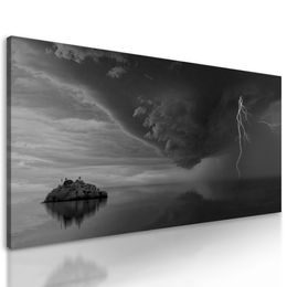 Obraz búrka valiaca sa na ostrov v čiernobielom prevedení