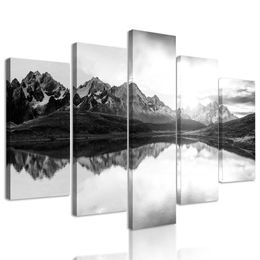 5-dielny obraz fascinujúci západ slnka nad horským plesom v čiernobielom prevedení