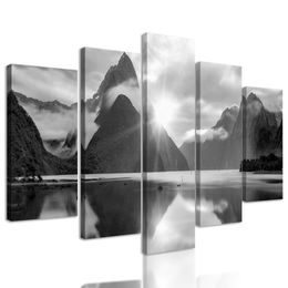 5-dielny obraz dychberúci východ slnka na Novom Zélande v čiernobielom prevedení