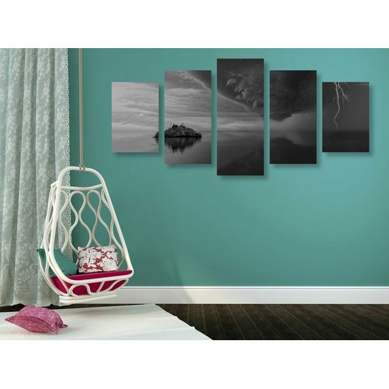 5-dielny obraz búrka valiaca sa na ostrov v čiernobielom prevedení