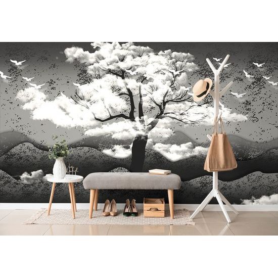 Samolepiaca tapeta čiernobiely strom v oblakoch