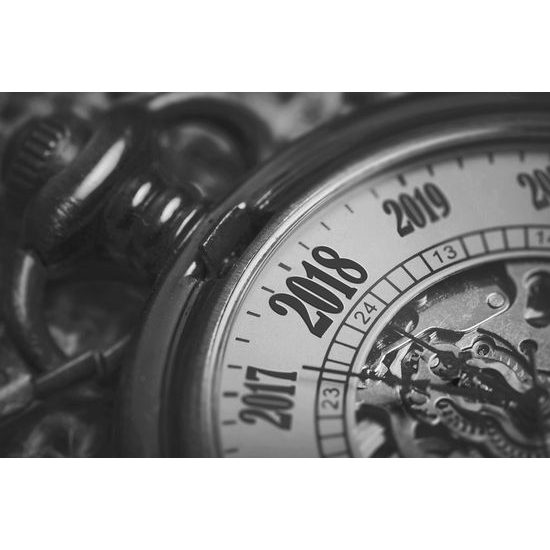 Obraz historické vreckové hodinky v čiernobielom prevedení