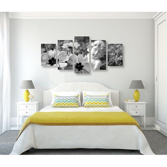 5-dielny obraz anjel na rozkvitnutej lúke v čiernobielom prevedení