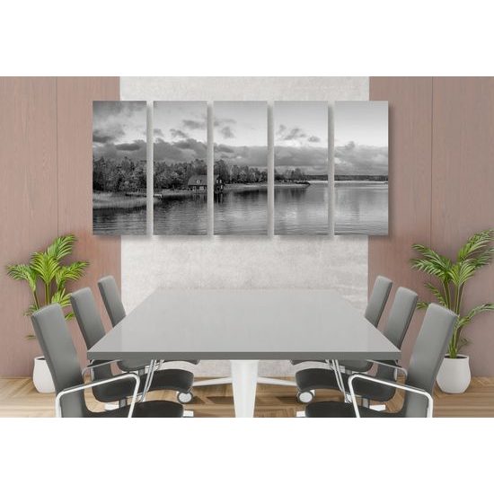 5-dielny obraz osamelý dom pri jazere v čiernobielom prevedení