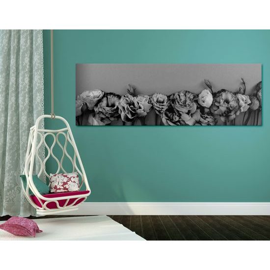 Obraz kvitnúce kvety v čiernobielom prevedení