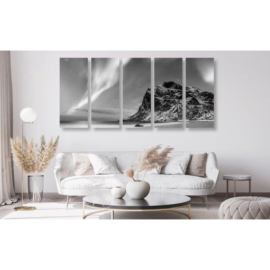 5-dielny obraz polárna žiara v Nórsku v čiernobieom prevedení