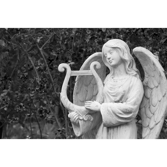 Obraz spievajúci anjel v čiernobielom prevedení