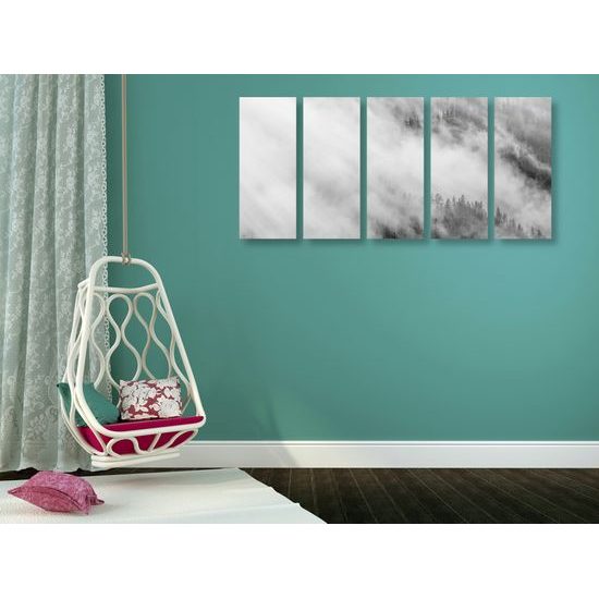 5-dielny obraz hmla nad lesom v čiernobielom prevedení